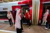 Potret Petugas Kereta Cepat Kenakan Kebaya Peringati Hari Kartini - Bagian 1