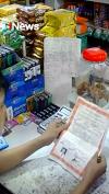 Tak Punya Uang, Pria Ini Terpaksa Beli Beras Pakai Ijazah