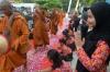 Sakral, 38 Biksu Thudong Disambut saat Tiba di Semarang