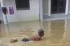 Viral Aksi Pria di Sampang Berenang di Banjir, Warganet: Masa Kecil Kurang Bahagia