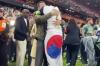 Momen Haru Son Heung-min Dipeluk Orang Tua usai Angkat Trofi Liga Europa - Bagian 1