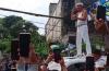 Pawai Persib Juara, Dedi Mulyadi Berdiri di Atas Mobil Kibarkan Bendera Maung Bandung