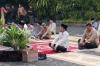 Jokowi Salat Iduladha di Graha Saba Buana Solo, Sempatkan Sarapan Bareng Warga