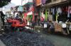 Kali Krukut Penuh Lumpur, Alat Berat Diterjunkan untuk Pengerukan - Bagian 1