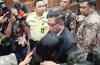 Momen Hasto Peluk Istri usai Divonis 3,5 Tahun Penjara