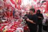 Pernak-Pernik HUT ke-80 RI Mulai Ramai di Pasar Jatinegara - Bagian 3