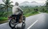 Kenapa Pengendara Motor Dilarang Pakai Sandal saat Hujan? Ini Bahayanya