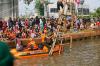 Seru! Lomba Panjat Pinang di Kalimalang Meriahkan HUT ke-80 RI - Bagian 6