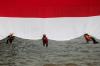 Bendera Merah Putih Raksasa di Atas Ciliwung