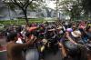 Massa Demo 25 Agustus di DPR Cegat Konvoi Brimob, Kibarkan Bendera Merah Putih