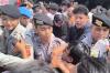 Rekonstruksi Oknum Polisi Bunuh Kekasih di Indramayu Ricuh, Keluarga Ngamuk Serang Pelaku