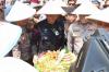 Wakapolda Metro Temui Massa Aksi di Depan DPR, Berikan Nasi Tumpeng