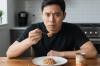 Jangan Ditiru! Demi Hidup Irit, Mahasiswa Ini Makan Makanan Kucing