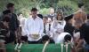 Ibunda Raisa Dimakamkan di TPU Cenere, Hamish Daud Turut Hadir