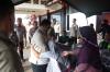 Momen Prabowo Dipeluk Warga saat Tinjau Pengungsian di Tapteng