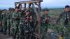 Personel TNI Bongkar Muat 24 Ton Material Jembatan Bailey di Pasaman Barat