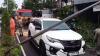 Hujan dan Angin Kencang di Surabaya, Tiang PJU Roboh Timpa Fortuner Ditumpangi Sekeluarga