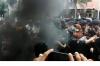 Demo Warga di Polda Sulsel Ricuh, Massa Bakar Ban dan Saling Dorong dengan Polisi