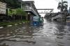 Banjir Rendam Jalan Mangga Dua Jakarta, Aktivitas Warga Sempat Lumpuh - Bagian 4