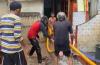 Banjir di Kebon Pala Jaktim Surut, Warga Sibuk Bersih-Bersih Rumah