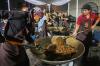 Potret Para Seniman Memasak Rendang untuk Korban Bencana Sumatera - Bagian 1