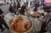 Potret Para Seniman Memasak Rendang untuk Korban Bencana Sumatera - Bagian 4
