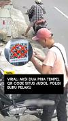 Viral Aksi Dua Pria Tempel QR Code Situs Judol Polisi Buru Pelaku