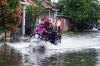 Potret Warga Makassar Dikepung Banjir - Bagian 3