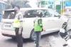 Kecelakaan di Jalan Gatot Subroto, Mobil Listrik Tabrak Separator Busway