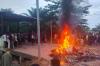 Viral Warga Geruduk Rumah Diduga Bandar Narkoba di Rohil Riau, Motor Dibakar
