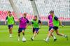 Potret Para Legenda Barcelona Latihan di Stadion GBK