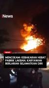 Mencekam! Kebakaran Hebat Pabrik Lakban, Karyawan Berlarian Selamatkan Diri