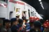 Evakuasi Korban Kecelakaan Kereta di Bekasi Timur Berlanjut hingga Selasa Dini Hari - Bagian 6