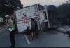 Kecelakaan di Lamongan, Truk Muatan Sabun Terguling gegara Sopir Ngantuk
