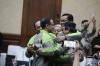 Momen Nadiem Pakai Jaket Ojol yang Diberikan Mulyono - Bagian 2
