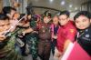 Tampang Lesu Eks Kepala BGN Dadan Hindayana Diborgol-Pakai Baju Tahanan Kejagung - Bagian 1