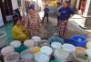 Dampak Darurat Kekeringan, Emak-Emak di Klabang Bondowoso Serbu Droping Air Bersih