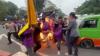 Demo di Depan Istana Bogor Diwarnai Bakar Ban, Api Menyambar Mahasiswa dan Polisi