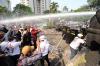 Bentrok saat Eksekusi Hotel Sultan, Polisi Tembakkan Water Cannon