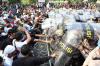 Bentrok saat Eksekusi Hotel Sultan, Polisi Tembakkan Water Cannon - Bagian 4