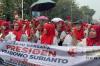 Momen Emak-Emak Demo Dukung MBG di Jakpus, Bawa Mawar Merah