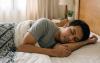 Tidur Tanpa Bantal Benarkah Baik untuk Tulang Belakang? Begini Penjelasan Dokter