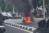 Motor Terbakar usai Hindari Mobil Rem Mendadak di Pasar Minggu Jaksel, Pengemudi Luka-Luka