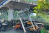 Truk Bawa Crane Mulai Dievakuasi usai Hantam JPO Tendean Jaksel, Arus Lalin Tersendat