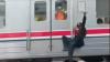 Viral Pria Bergelantungan di Luar KRL, KAI Commuter Langsung Blacklist