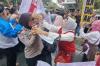 Emak-Emak Demo Desak Gibran Tunjukkan Ijazah Asli SMA, Diwarnai Saling Dorong