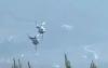 Momen Horor Helikopter Pemadam Kebakaran Tabrakan di Udara hingga Meledak, 2 Kru Selamat