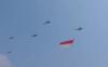 Penampakan Helikopter TNI-Polri Bentuk Formasi Bawa Bendera Merah Putih di Langit Istana