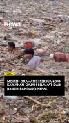 Viral! Aksi Nekat Warga Terobos Banjir di Nepal Berebut Tabung Gas