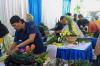 Potret Pedagang Ikuti Lomba Merangkai Bunga di Rawa Belong - Bagian 2